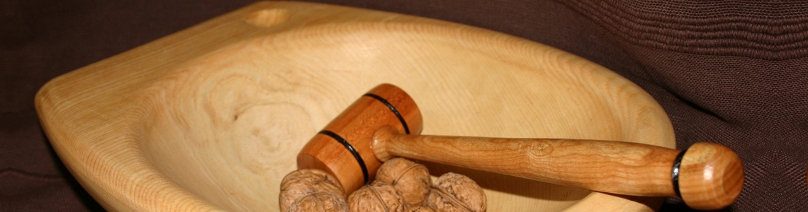 Casse-noix comprenant un maillet et une coupe en bois tourné avec son rebord creusée d'une encoche pour mettre la noix
