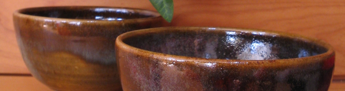 Gros plan sur 2 bols en grès tournés et émaillés dans une poterie artisanale