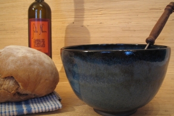 Saladier, pain et bouteille de vin prêts pour la confection du miget