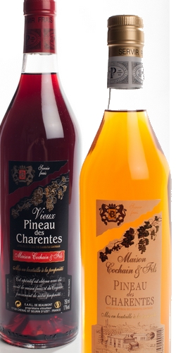 une bouteille de pineau blanc et une bouteille de vieux pineau rosé